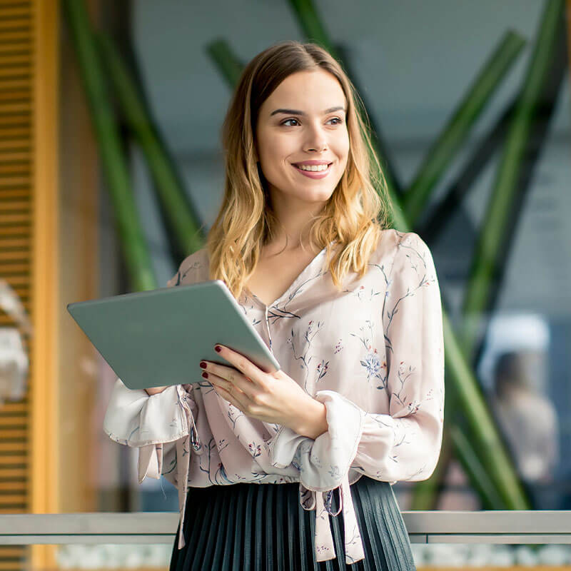 Businesswoman z tabletem